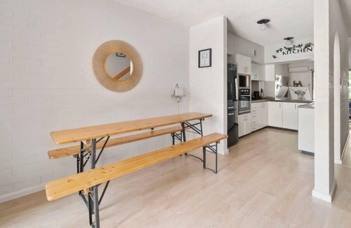 Wagga Wagga Apartamento | Luxury by the Lagoon - Water Views, 3 Mins to CBD