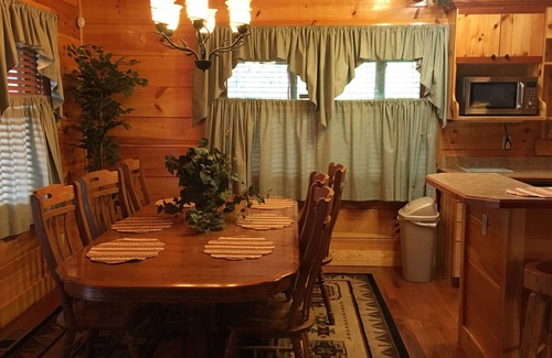 Gatlinburg - Pigeon Forge Cabina | Cabina de Lujo, 4 Suites BD / 4BA, Medio Baño, RM Juego, Media RM, Chimeneas, Tina caliente