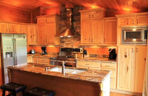Gatlinburg - Pigeon Forge Casa | Luxury cabin, best views of Smokies! Chef's kitchen, seasonal pool, hot tub more