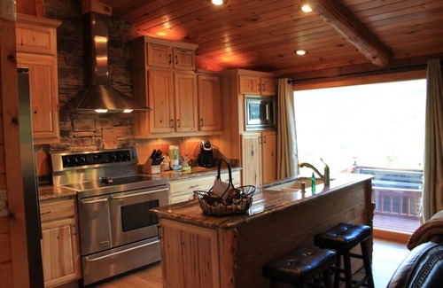 Gatlinburg - Pigeon Forge Casa | Luxury cabin, best views of Smokies! Chef's kitchen, seasonal pool, hot tub more
