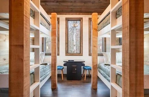 Broken Bow Casa | Luxury Cabin Getaway! Hot tub, Pet Friendly, Foosball & More