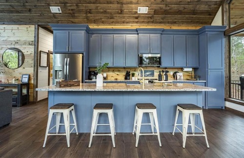 Broken Bow Casa | Luxury Cabin Getaway! Hot tub, Pet Friendly, Foosball & More