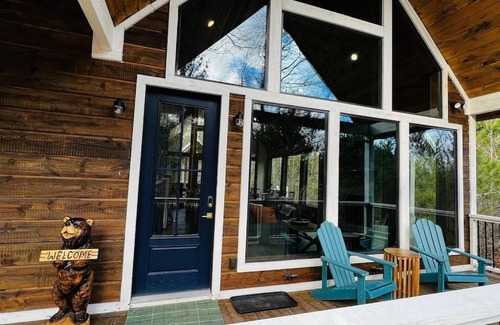 Broken Bow Casa | Luxury Cabin Getaway! Hot tub, Pet Friendly, Foosball & More