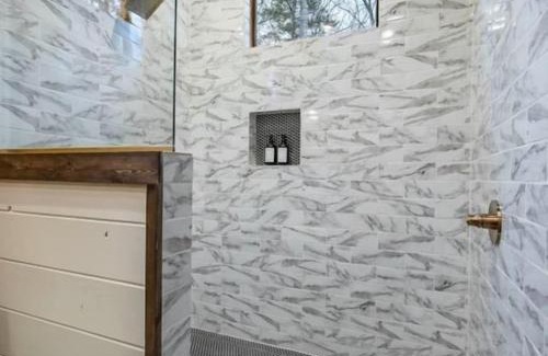 Broken Bow Casa | Luxury Cabin Getaway! Hot tub, Pet Friendly, Foosball & More
