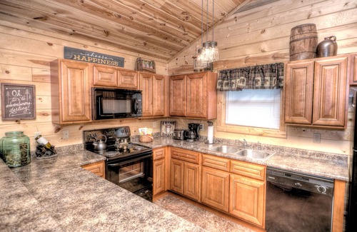 Pigeon Forge Cabina | LUXURY CABIN IN THE WOODS! Theatre, Hot Tub,Pool Table,1 mile to Pkwy,Free wi-fi