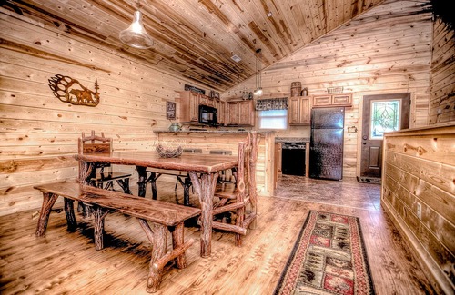 Pigeon Forge Cabina | LUXURY CABIN IN THE WOODS! Theatre, Hot Tub,Pool Table,1 mile to Pkwy,Free wi-fi