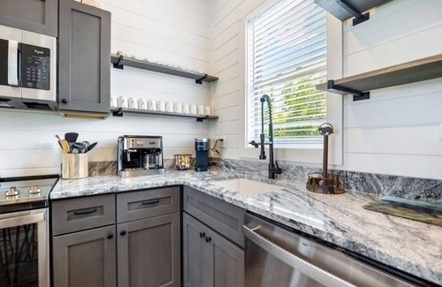 Sevierville Apartamento | Luxury Cabin Lake Views EV Charger Game Room