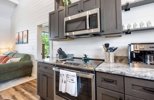 Sevierville Apartamento | Luxury Cabin Lake Views EV Charger Game Room