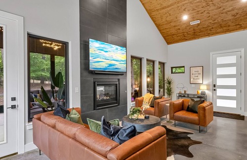 Rogers Cabina | Luxury cabin lined by trees with pool, oversized sunroom, hot tub & grill