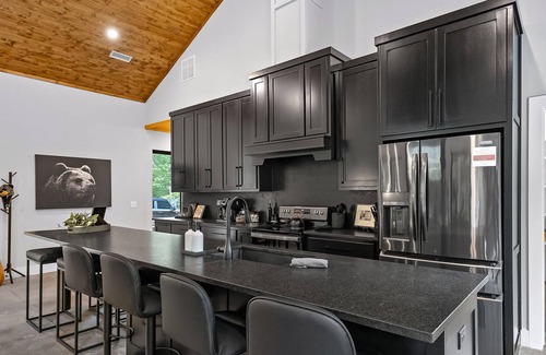 Rogers Cabina | Luxury cabin lined by trees with pool, oversized sunroom, hot tub & grill