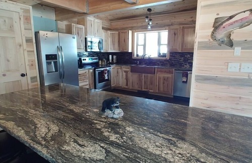 Island Park Cabina | CABINA DE LUJO DE NUEVA CONSTRUCCIÓN! A minutos de West Yellowstone Sleeps 10, WIFI