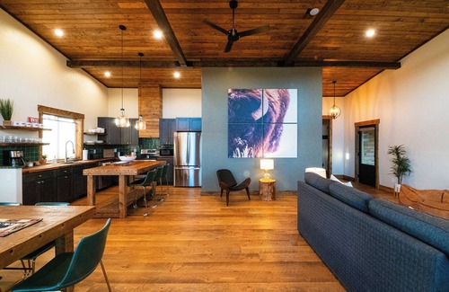 Cody Cabina | Luxury cabin near Cody: 2 kings, kids bunkroom, fire pit, country charm with easy access.