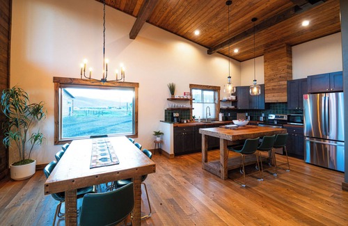 Cody Cabina | Luxury cabin near Cody: 2 kings, kids bunkroom, fire pit, country charm with easy access.