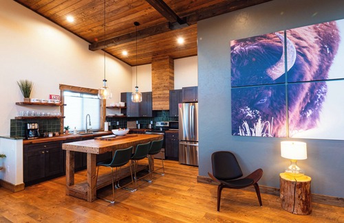 Cody Cabina | Luxury cabin near Cody: 2 kings, kids bunkroom, fire pit, country charm with easy access.