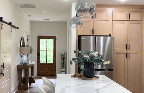 Westminster Cabaña | Luxury Cabin Near Lake Hartwell –Pet-friendly, FirePlace/3 bedroom & playground