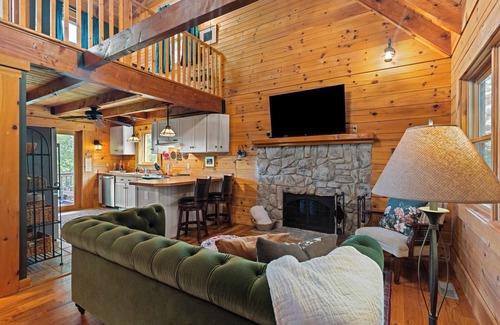 Roseland Cabina | Luxury Cabin on 6 Acres w/ Mountain Views Near Nelson 151 & Wintergreen