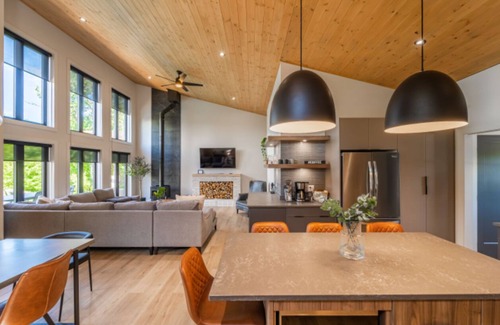 Lac du Bonnet Cabina | Luxury Cabin on the creek, with sauna, in Lac Du Bonnet, Manitoba (sleeps 8)