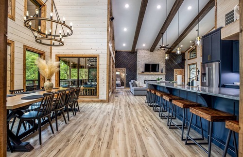 Broken Bow Cabina | Luxury Cabin Private Pond 3k sqft Covered Deck