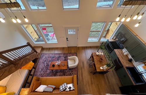 Leasburg Cabina | Luxury Cabin Sleeps 6 with Hot Tub and Outdoor Movie