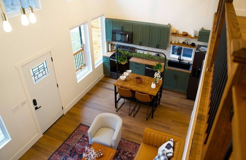 Leasburg Cabina | Luxury Cabin Sleeps 6 with Hot Tub and Outdoor Movie