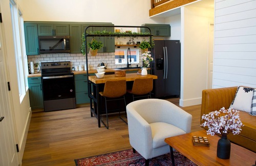 Leasburg Cabina | Luxury Cabin Sleeps 6 with Hot Tub and Outdoor Movie