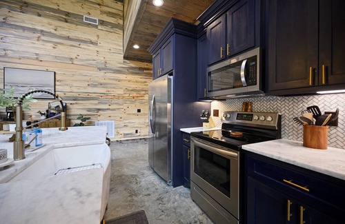 Pickens Cabina | Luxury Cabin- Sleeps 12- Hot Tub- ATV Trails- Huge Patio- Family & Dog Friendly