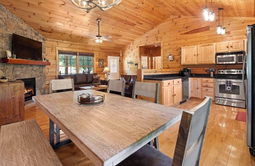 Whittier Cabina | Luxury Cabin with 2 Kings & 1 Queen, 5 miles to Casino, Hot Tub & Fire Pit