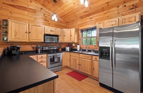 Whittier Cabina | Luxury Cabin with 2 Kings & 1 Queen, 5 miles to Casino, Hot Tub & Fire Pit