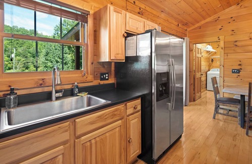 Whittier Cabina | Luxury Cabin with 2 Kings & 1 Queen, 5 miles to Casino, Hot Tub & Fire Pit