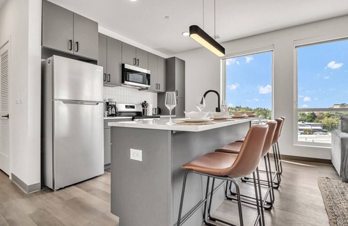 University Circle Apartamento | Luxury & Calming 2BR | Cleveland Clinic