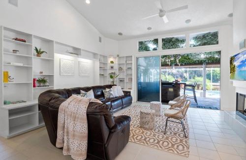 Palm Harbor Casa | Luxury Canal-Front Home with Heated Pool Spa Bicycles