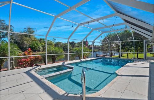 Palm Harbor Casa | Luxury Canal-Front Home with Heated Pool Spa Bicycles