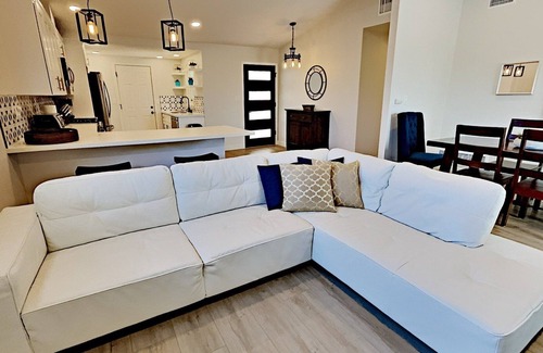 Bay Ho Casa | Luxury Canyon Living 4-Bedroom Home in North Clairemont