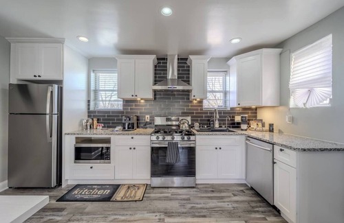 Washington Casa | Luxury Capitol Hill Modern Retreat with Patio