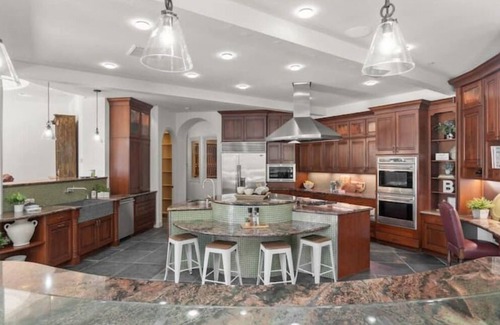 Davis Otro | Luxury Castle Retreat UC Davis