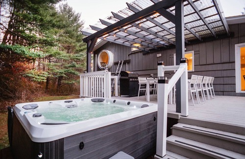 Prattsville Villa | **Luxury Catskill MNTN 5BR 3Bath Villa -Hot Tub/ Fire Pit**