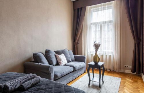 Erzsebetvaros Apartamento | Luxury Central Home next to the New York Café