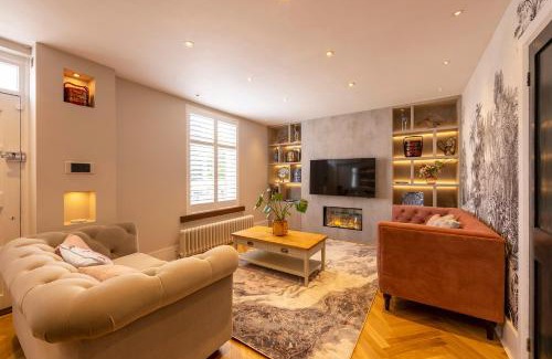 Canterbury Casa | Luxury Central Home - Parking & EV point, Superking bed