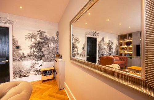 Canterbury Casa | Luxury Central Home - Parking & EV point, Superking bed