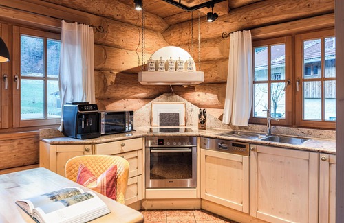 Ruhpolding Apartamento | Luxury chalet natural log cabin, 165sqm, 3 bedrooms, 2 bathrooms, fireplace, terrace with jacuzzi