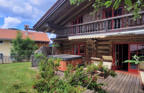 Ruhpolding Apartamento | Luxury chalet natural log cabin, 165sqm, 3 bedrooms, 2 bathrooms, fireplace, terrace with jacuzzi