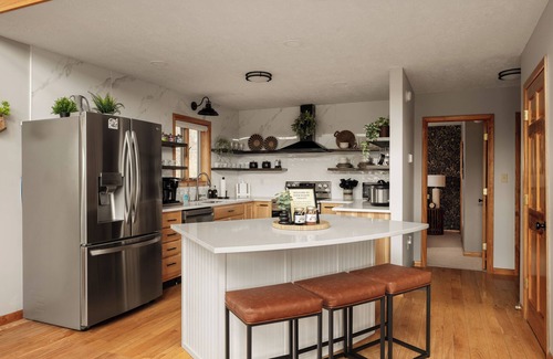 Swanton Cabina | Luxury Chalet: Views, Hot Tub, Sauna, Tesla EV