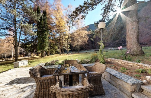 Razlog Chalet De Esquí | Luxury chalet within a private pine tree park, in Pirin mountain foothstep