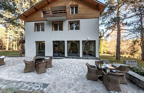 Razlog Chalet De Esquí | Luxury chalet within a private pine tree park, in Pirin mountain foothstep