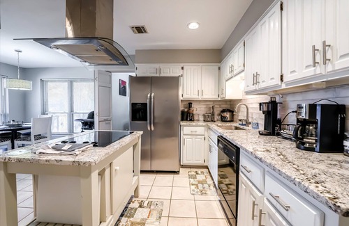 Woods of Shavano Casa | LUXURY! charming home w garage. Near Fiesta, Rim & la Cantera! Sleeps 8