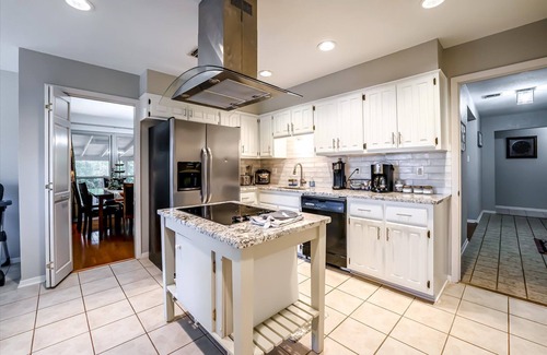 Woods of Shavano Casa | LUXURY! charming home w garage. Near Fiesta, Rim & la Cantera! Sleeps 8