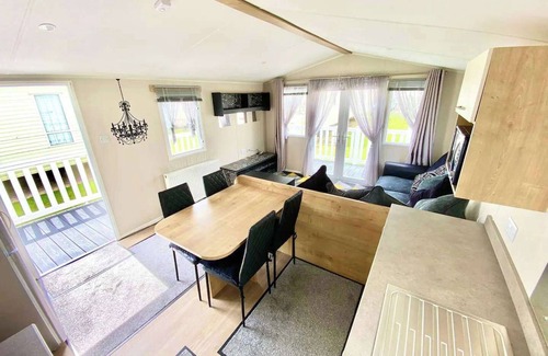 Selsey Cabina | Luxury Chichester caravan Seaside Retreat