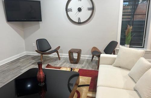 Spring Valley Apartamento | Luxury City 2bed 2bath Apt Sleeps 6 walk to Metro