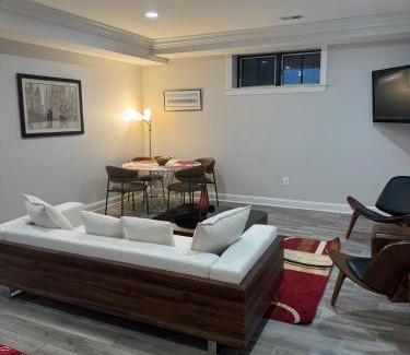 Spring Valley Apartamento | Luxury City 2bed 2bath Apt Sleeps 6 walk to Metro