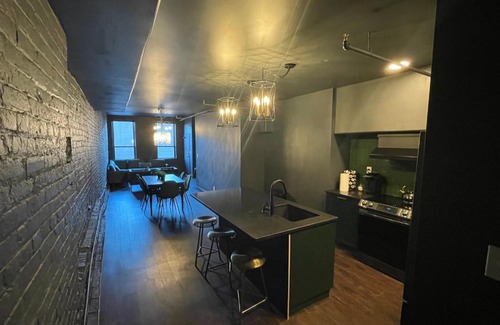 West Main Historic District Casa | Luxury City Escape & Peaceful Retreat by Hollyhock